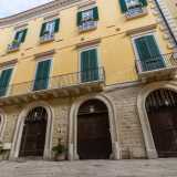 ...ci imbattiamo al civico 52 nel maestoso prospetto giallo di palazzo Giotta